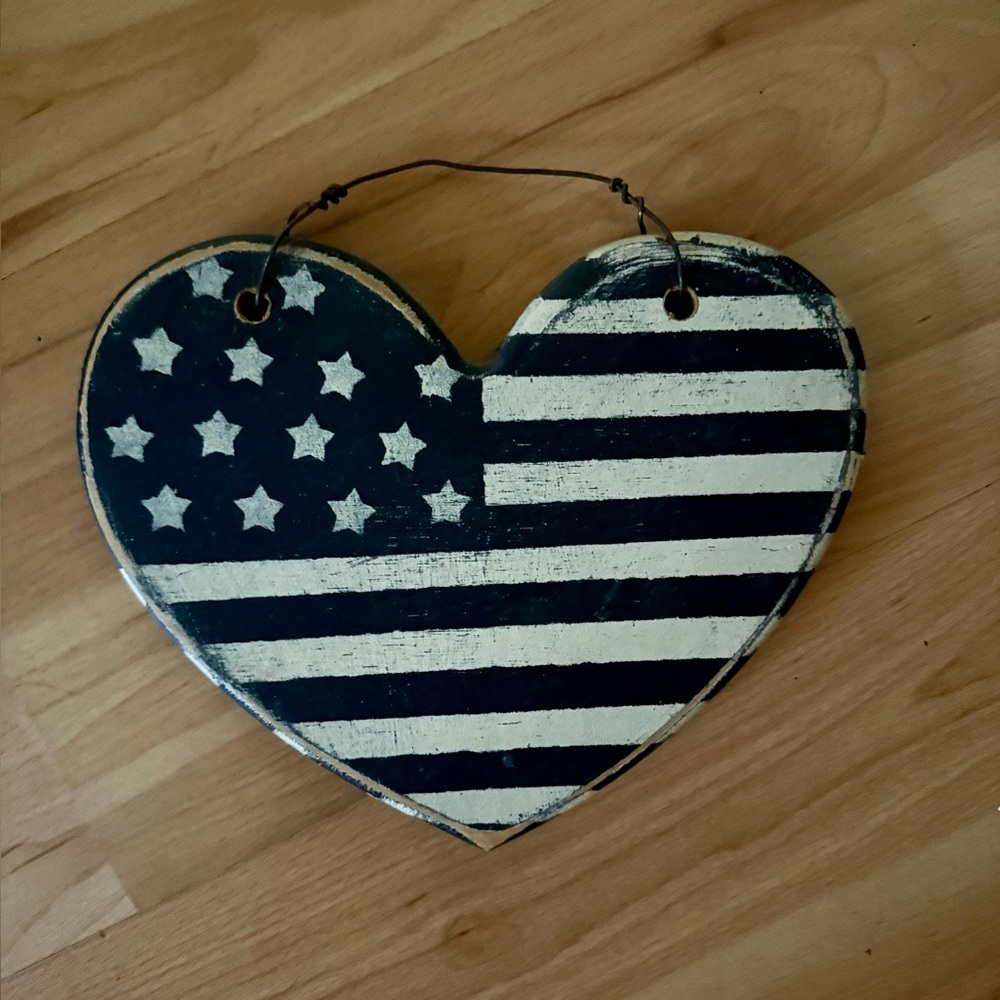 Heart-Shaped Rustic American Flag Wall Decor